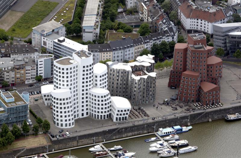 Neuer Zollhof am Medienhafen (Gehry-Bauten)