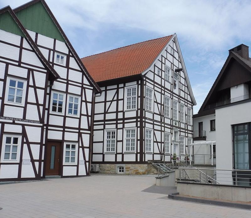 Kirchplatz Delbrück mit Fachwerkhäusern