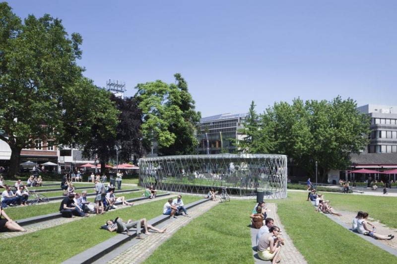 Archäologische Vitrine im Elisengarten