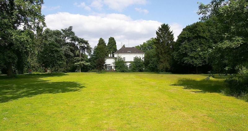 Lantz’scher Park mit Herrenhaus, Begräbniskapelle und Torhaus