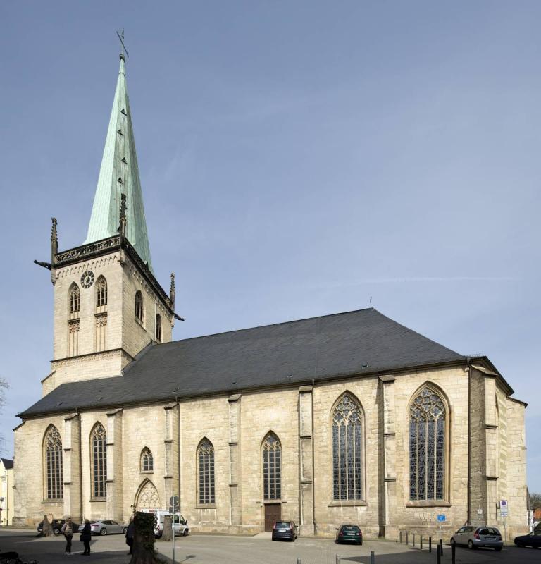 Evangelische Stadtkirche Unna mit Kirchplatz